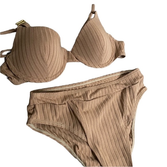 Bikini - Picture 2 of 2